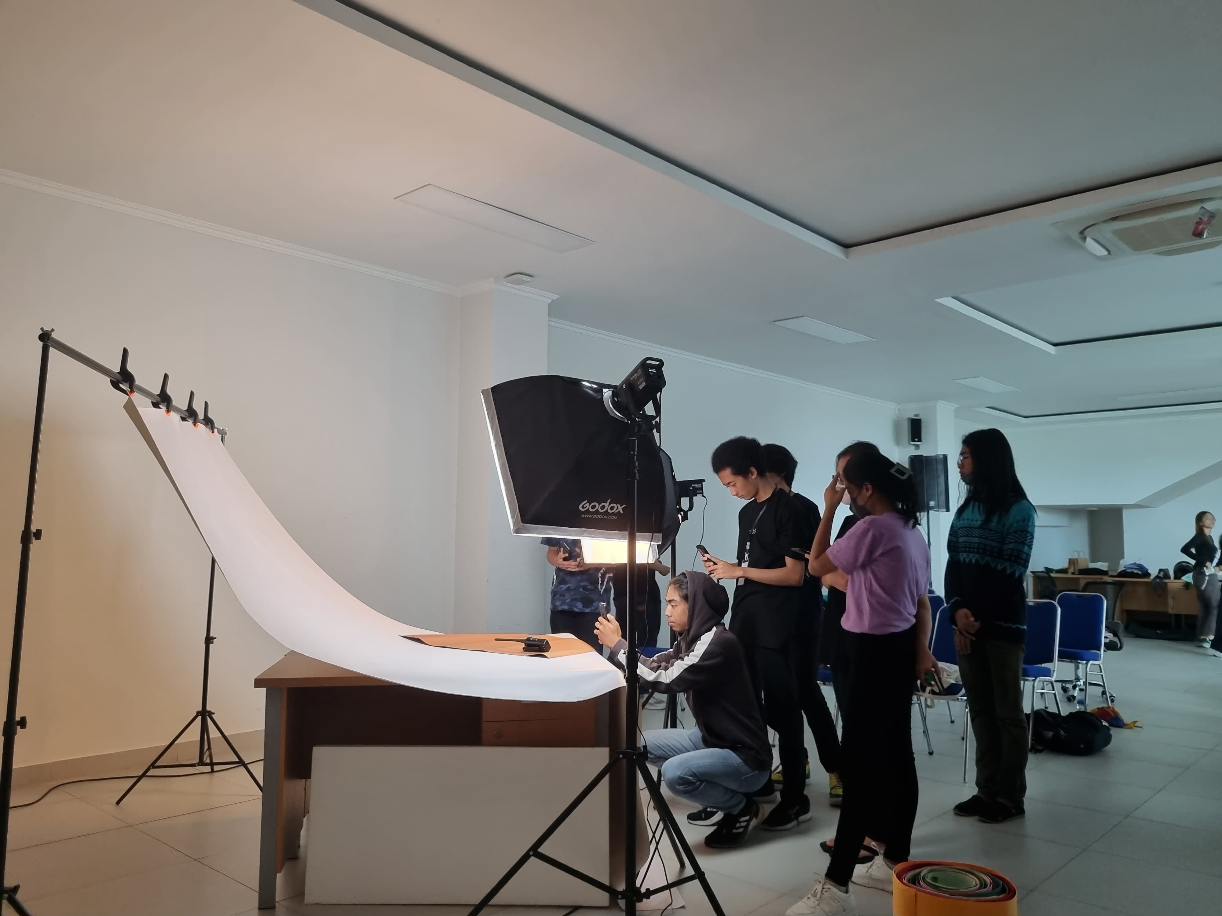 PRAKTIK LANGSUNG: Sesi diskusi sekaligus praktik terkait foto desain produk yang dilangsungkan di PDIN Jogjakarta Selasa (5/12). (Fahmi Fahriza/Radar Jogja)