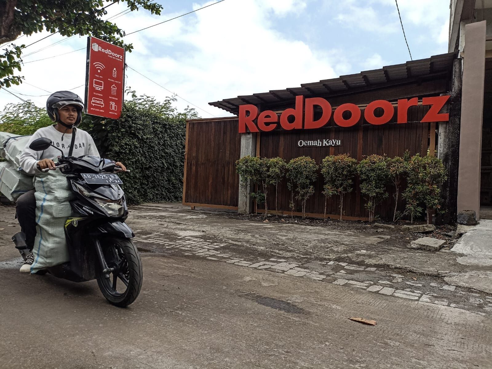 BELUM MENJAMUR: Pengendara melintas di depan salah satu homestay di kawasan Panggungharjo, Sewon, Bantul, Selasa (5/12). (Gregorius Bramantyo/Radar Jogja)