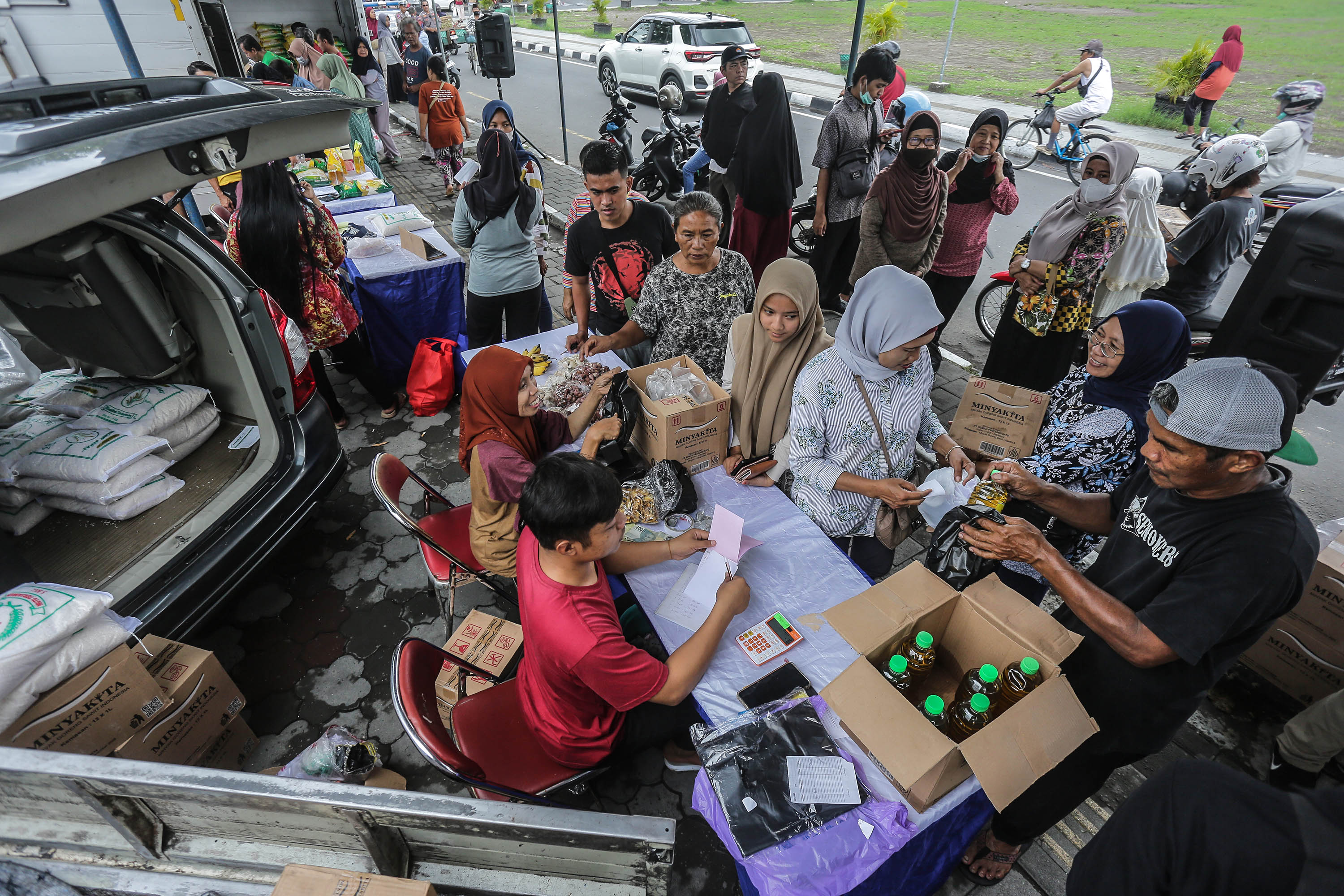 Warga membeli kebutuhan pokok saat pasar murah yang diadakan di Pelataran Siti Hinggil, Alun-alun Selatan, Jogja, Selasa (5/12).ELANG KHARISMA DEWANGGA/RADAR JOGJA