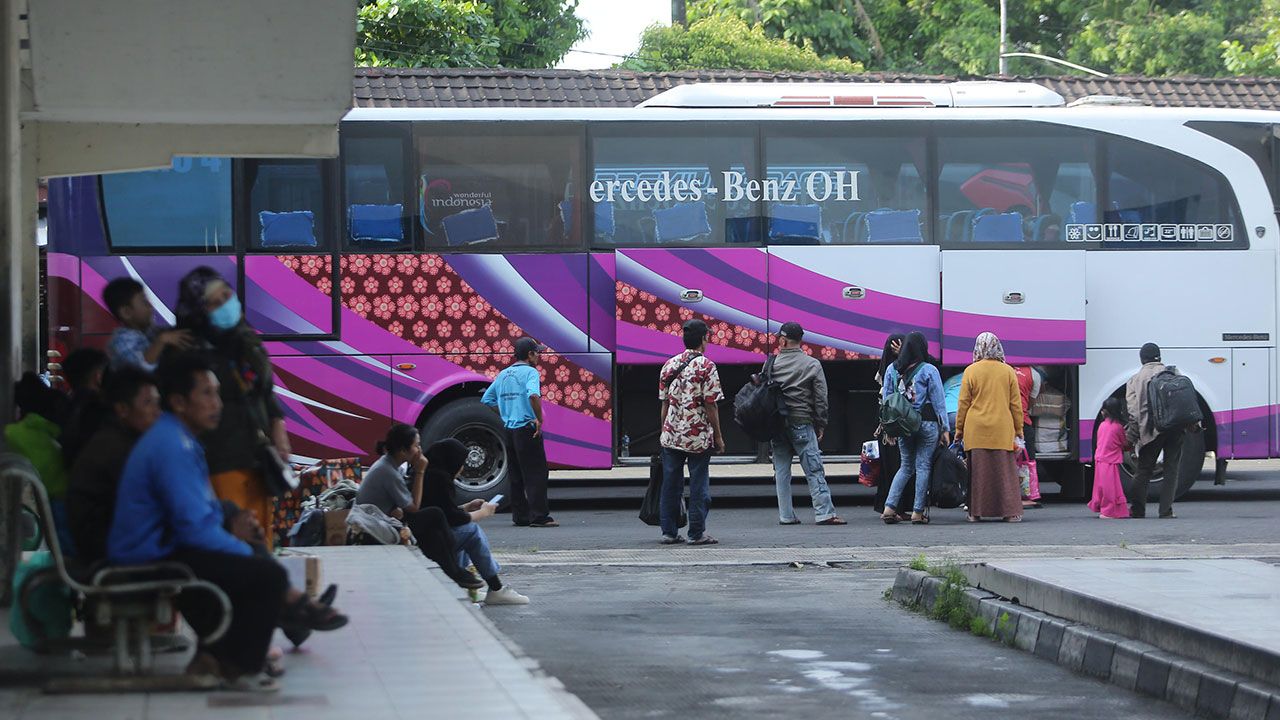 CEK KESELAMATAN: Ramp check di Terminal Giwangan untuk memastikan kelayakan armada bus saat perjalann mudik Lebaran 2023.(ELANG KHARISMA DEWANGGA/RADAR JOGJA)