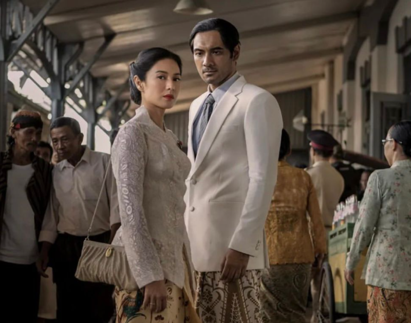 Dian Sastro Wardoyo saat berperan sebagai Dasiyah atau Jeng Yah dan Ario Bayu yang memerankan Soeraja dalam film Gadis Kretek. (Instagram/@therealdisastr)