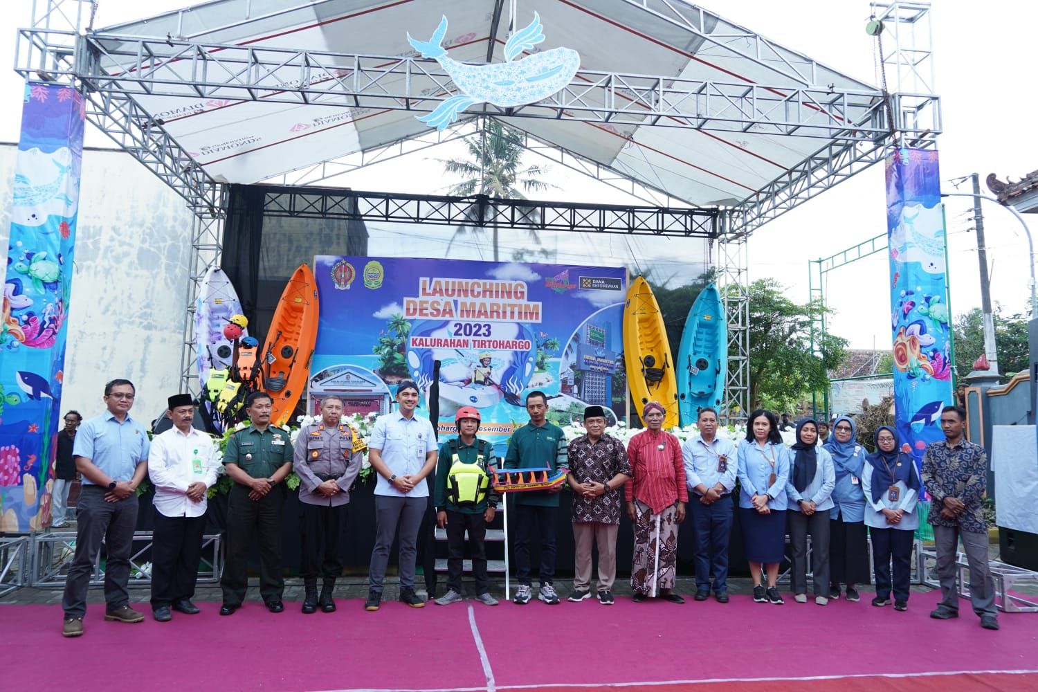 PROFIT: Wakil Bupati Bantul dan Kepala Biro Tapem Setprov DIYmeresmikan peluncuran Desa Maritim Tirtohargo di Balai Kalurahan Tirtohargo, Kretek, Bantul pada Selasa (5/12) sore. (Dok. Pemkab Bantul)