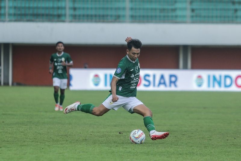 TENDANG: Pemain PSS Sleman Bertanding  di Stadion Maguwoharjo. (Elang Kharisma Dewangga/Radar Jogja)