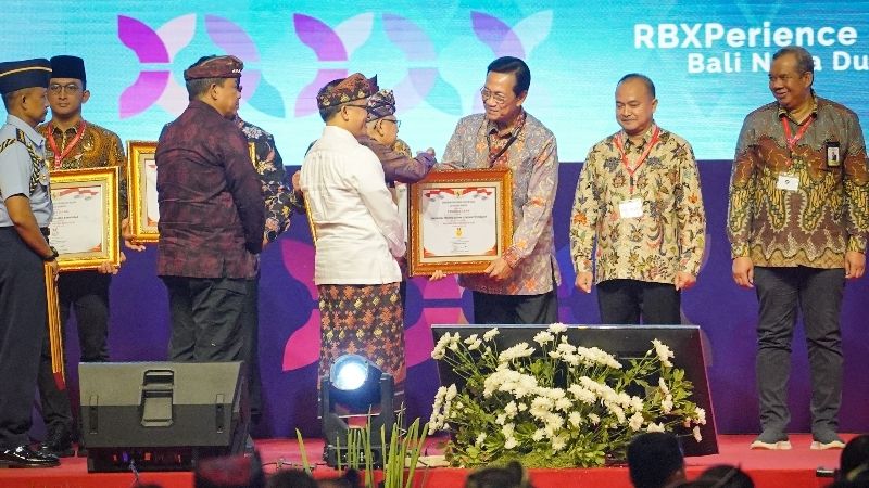 MANTAP: Gubernur DIY Hamengku Buwono X menerima penghargaan SAKIP ini diserahkan oleh Wapres RI KH Ma&rsquo;ruf Amin di Nusa Dua Convention Center, Bali, Rabu (6/12). (Humas Pemprov DIY)