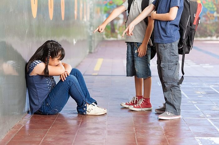 Ilustrasi seorang anak mendapatkan perundungan atau bully oleh temannya di sekolah. (Halodoc)
