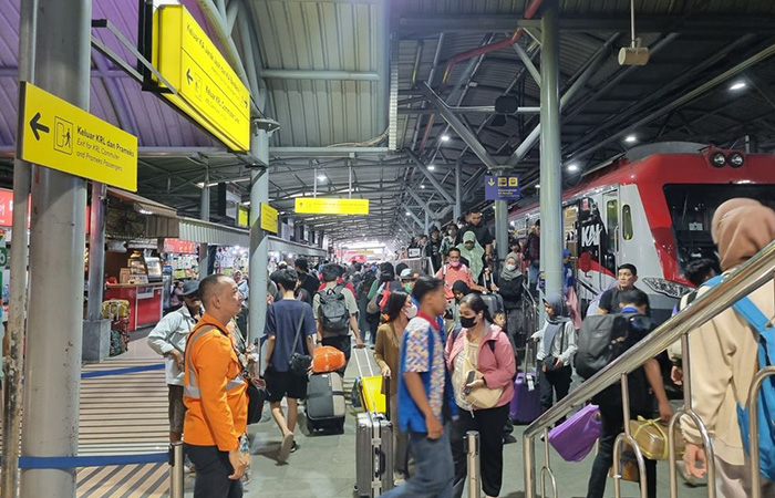 Antrean penumpang di Stasiun Tugu Jogjakarta. Memasuki musim libur Natal 2023 dan Tahun Baru 2024, tiket kereta sudah mulai dilakukan penjualan.FAHMI FAHRIZA/RADAR JOGJA