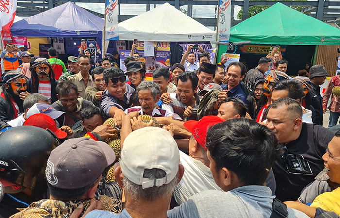Warga berebut gunungan durian dalam sosialisasi Gerakan Nasional Kembali ke Angkutan Umum di Terminal Tipe A Tidar Magelang Kamis (7/12)NAILA NIHAYAH/RADAR JOGJA