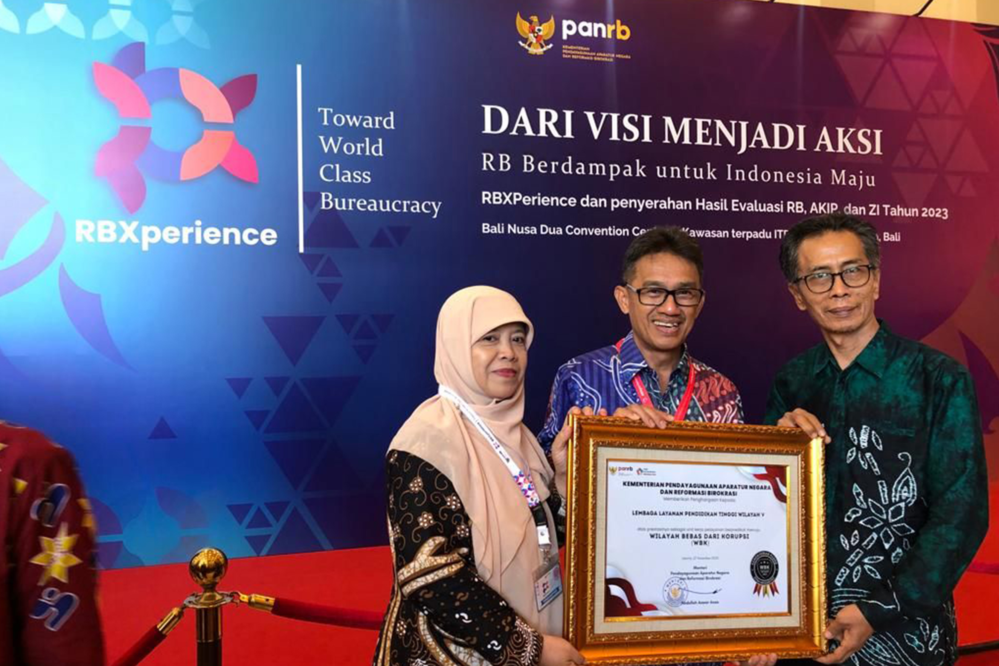 TERBAIK: Kepala LLDIKTI Wilayah V Yogyakarta Aris Junaidi menerima penghargaan predikat Zona Integritas Wilayah Bebas Korupsi (ZI-WBK) 2023. (Dok Istimewa)