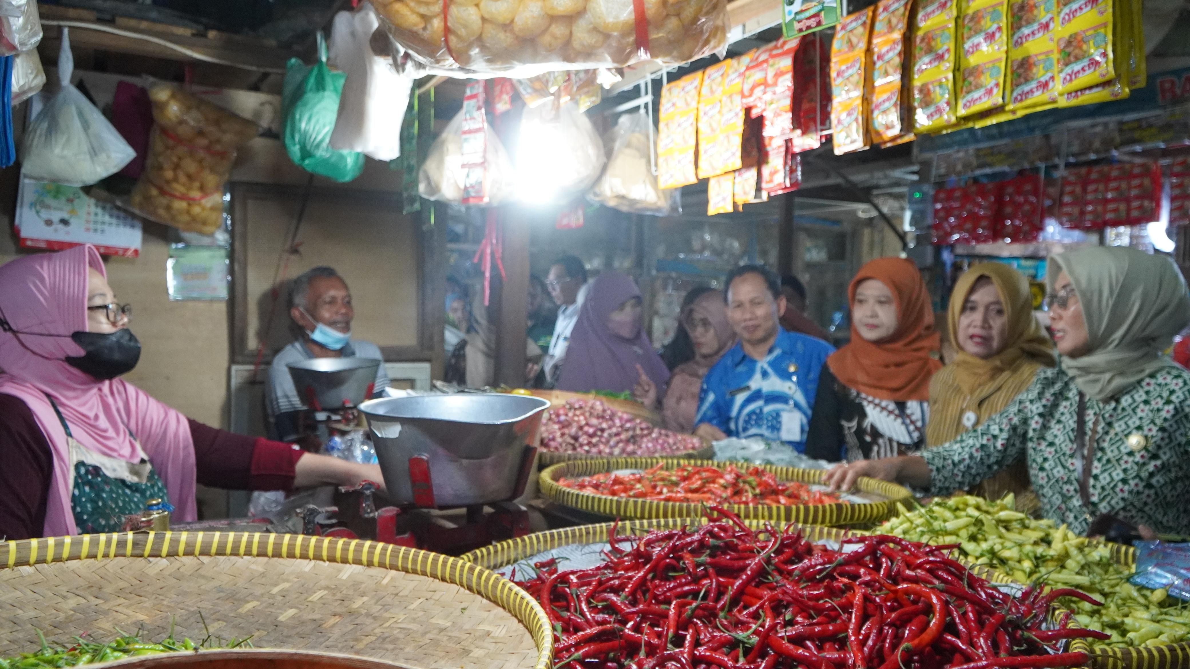 MASIH TERKENDALI - Tim Pengendali Inflasi Daerah (TPID) DIJ bersama Pemkab Gunungkidul melakukan peninjauan harga dan stok bahan pokok di Pasar Argosari Wonosari pada Kamis (7/12).GUNAWAN/RADAR JOGJA