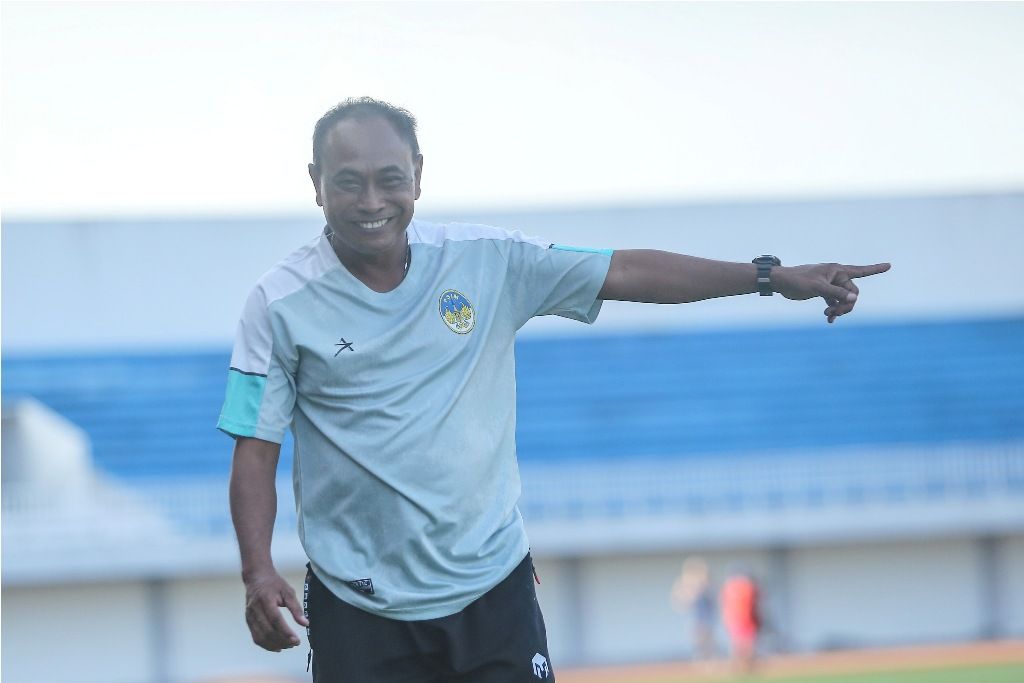 Pelatih PSIM Jogja Kas Hartadi memastikan diri untuk mendampingi para anak asuhnya di laga kontra Nusantara United FC di Stadion Mandala Krida, Rabu (13/12/2023).ELANG KHARISMA DEWANGGA/RADAR JOGJA