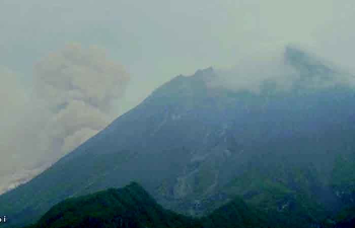 Gunung Merapi kembali menunjukkan aktivitas awan panas guguran pada Senin (4/12) petang. Masyarakat pun diimbau mewaspadai kemungkinan gangguan abu vulkanik.DOKUMENTASI BPPTKG
