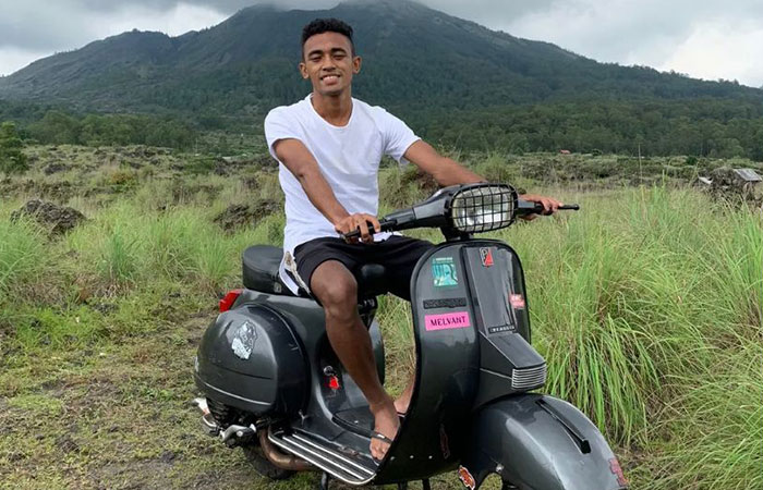 NYAMAN DENGAN VESPA: Winger PSIM Jogja Risma Ariyanto Maring dengan Vespa kesayangannya. Ia sering berkendara di jalanan Jogja dengan Vespanya untuk melepas penat.Dok Pribadi Ari Maring