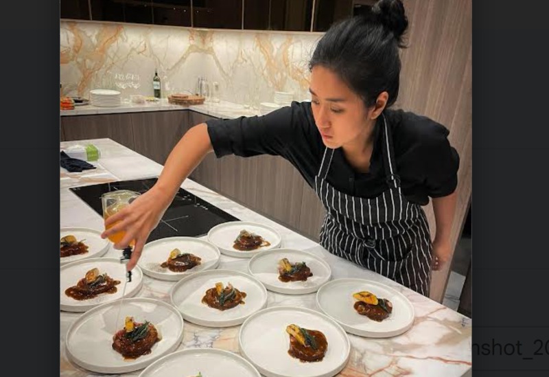 Chef Renatta Juri Master Chef saat beraksi di dapur. (Instagram/@renattamoeloek)