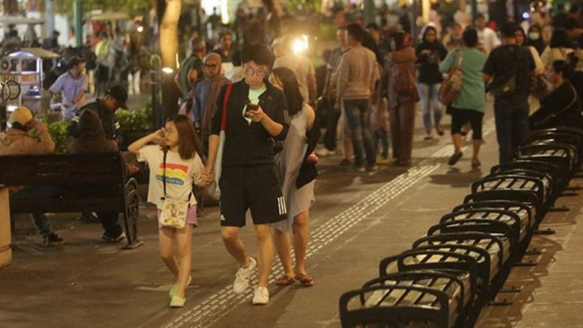 RAMAI: Pengunjung berjalan menyusuri kawasan Malioboro, Jogja saat malam. (Elang Kharisma Dewangga/Radar Jogja)