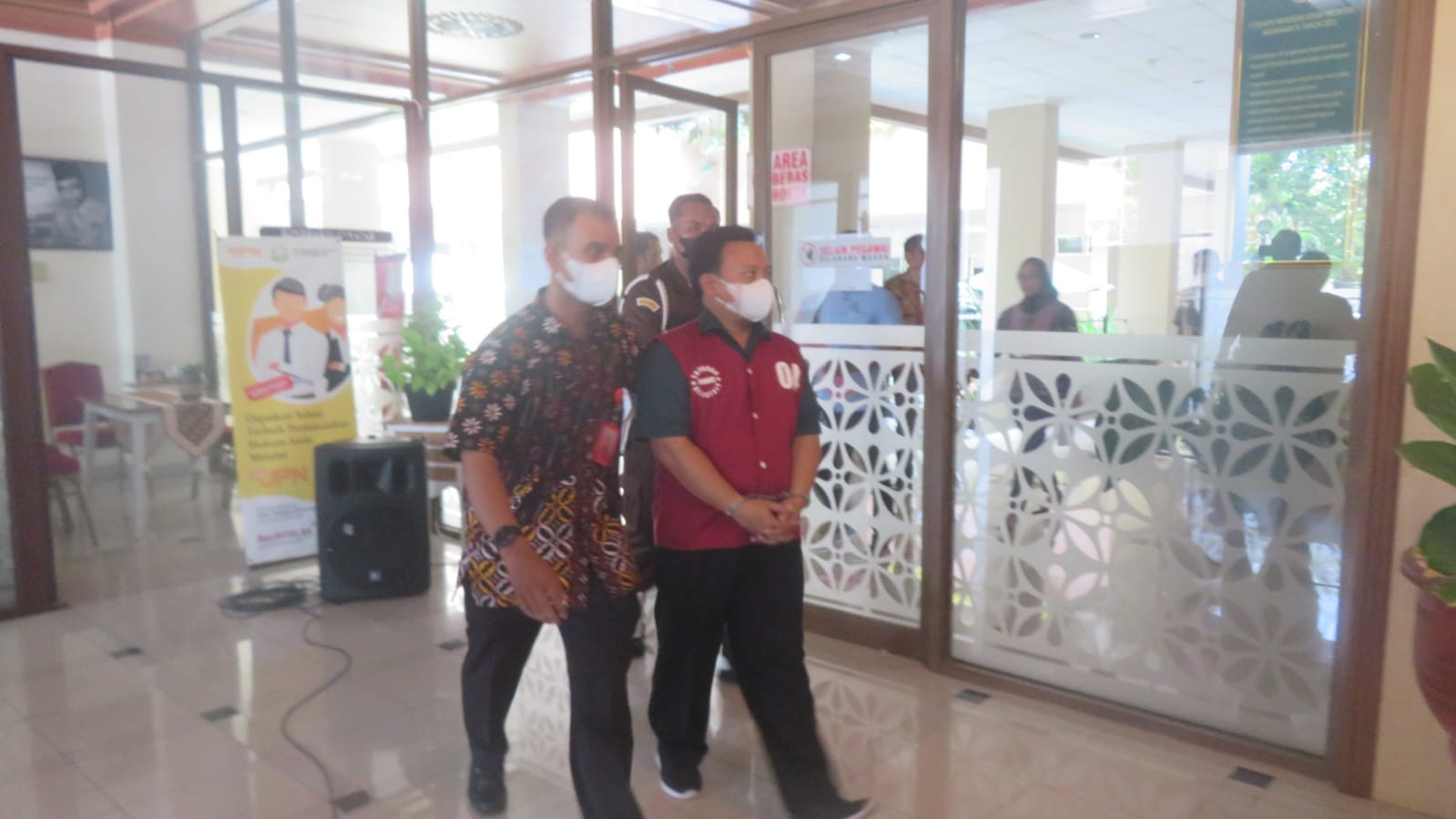 TAHAN: Jogoboyo Kalurahan Caturtunggal Andi Sofyan tersangka perkara tanah kas desa (TKD) di Nologaten di Kejati DIY Jumat (8/12). (Dwi Agus/Radar Jogja)