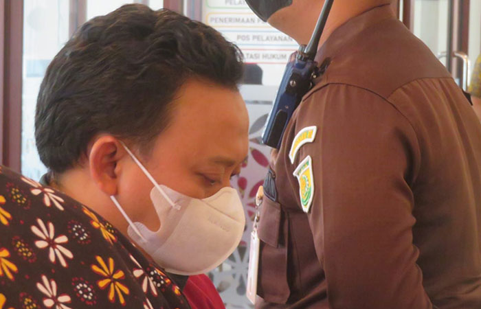 TAHAN: Jogoboyo Kalurahan Caturtunggal Andi Sofyan tersangka perkara tanah kas desa (TKD) di Nologaten di Kejati DIY Jumat (8/12). (Dwi Agus/Radar Jogja)