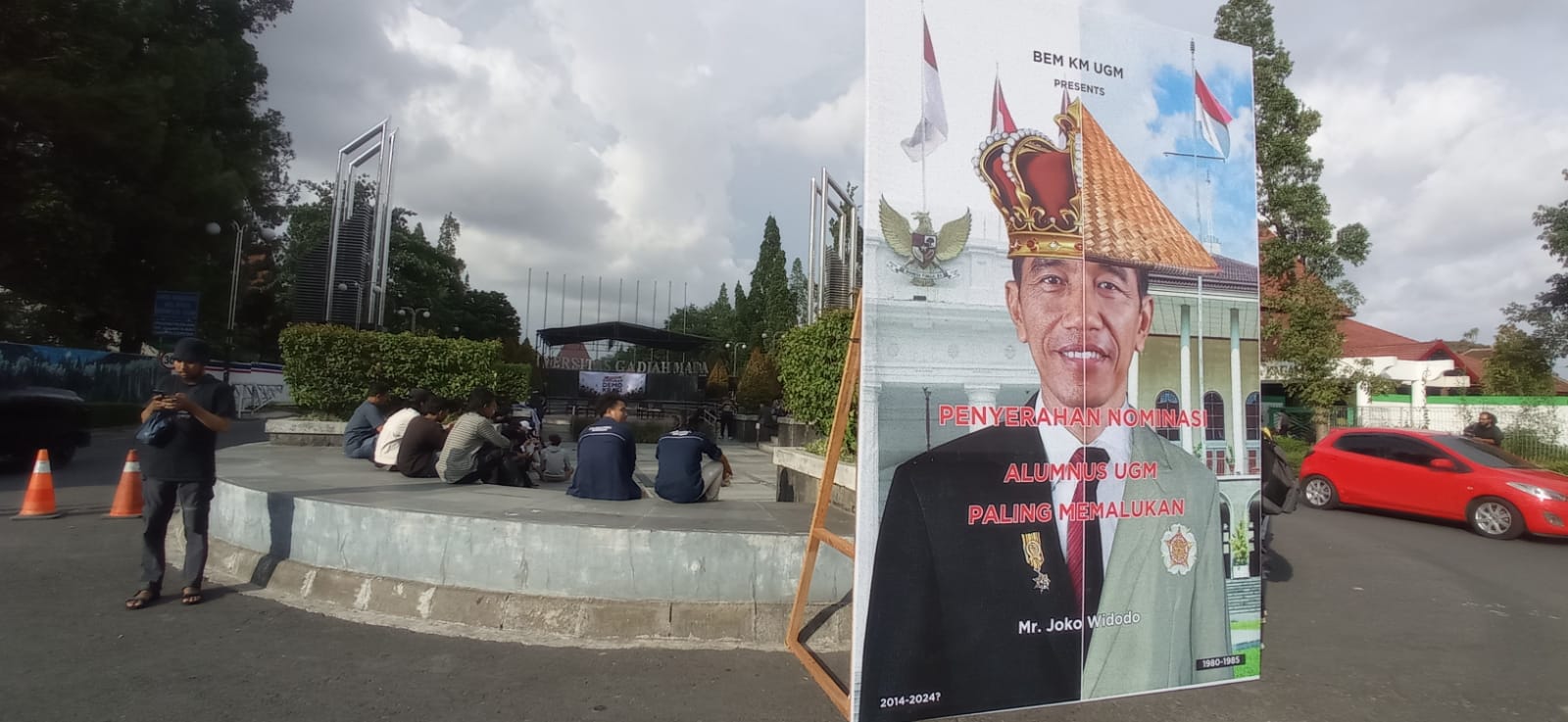 LULUSAN: Gambar Presiden Joko Widodo di kawasan Bundaran UGM Jogjakarta, Jumat sore (8/12). (Dwi Agus/Radar Jogja)