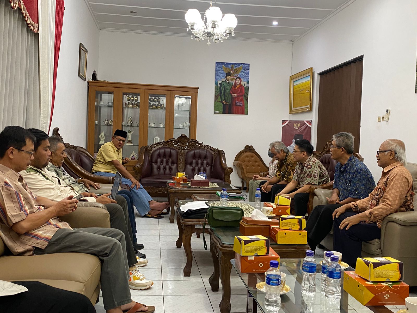 AUDIENSI: Perwakilan Gereja ST Lidwina saat bertemu dengan Wakil Bupati Sleman Danang Maharsa di Rumah Dinas Wakil Bupati Sleman Kamis (7/12) malam.