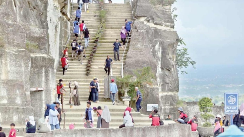 OBJEK FAVORIT: Pengunjung menikmati kawasan wisata Tebing Breksi, Prambanan, Sleman. (Elang Kharisma Dewangga/radar jogja)