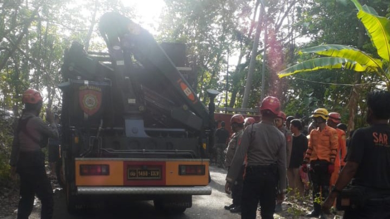 EVAKUASI: Petugas dan relawan mengevakuso mobil di jalur Cinomati Bantul Sabtu (9/12). (Dok Polres Bantul)