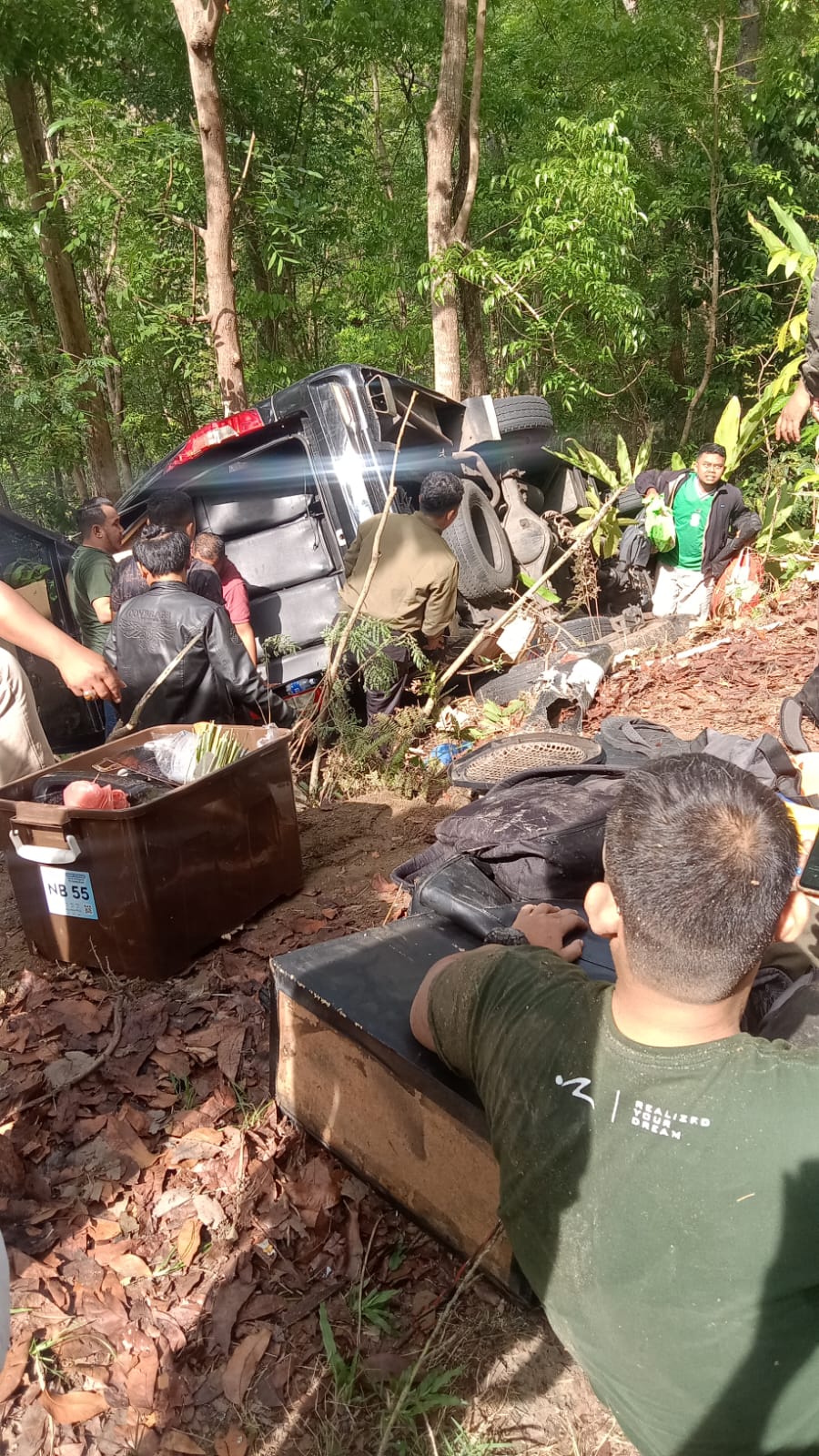 EVAKUASI: Mobil jenis elf yang mengalami rem blong di jalur Cinomati kemarin (9/12).