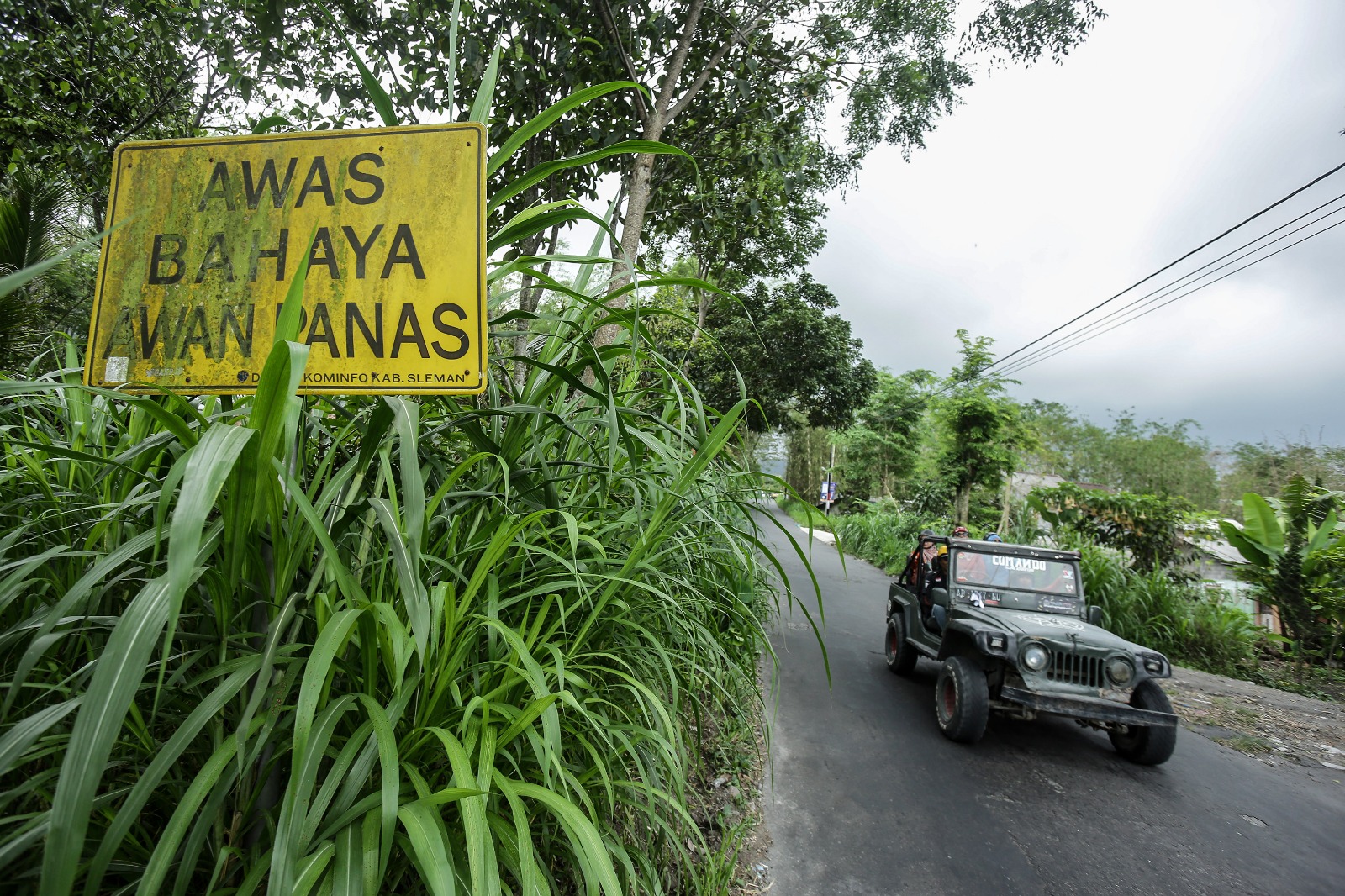 WASPADA: Pengunjung objek wisata di kawasan Gunung Merapi saat menaiki jip kemarin (9/12).