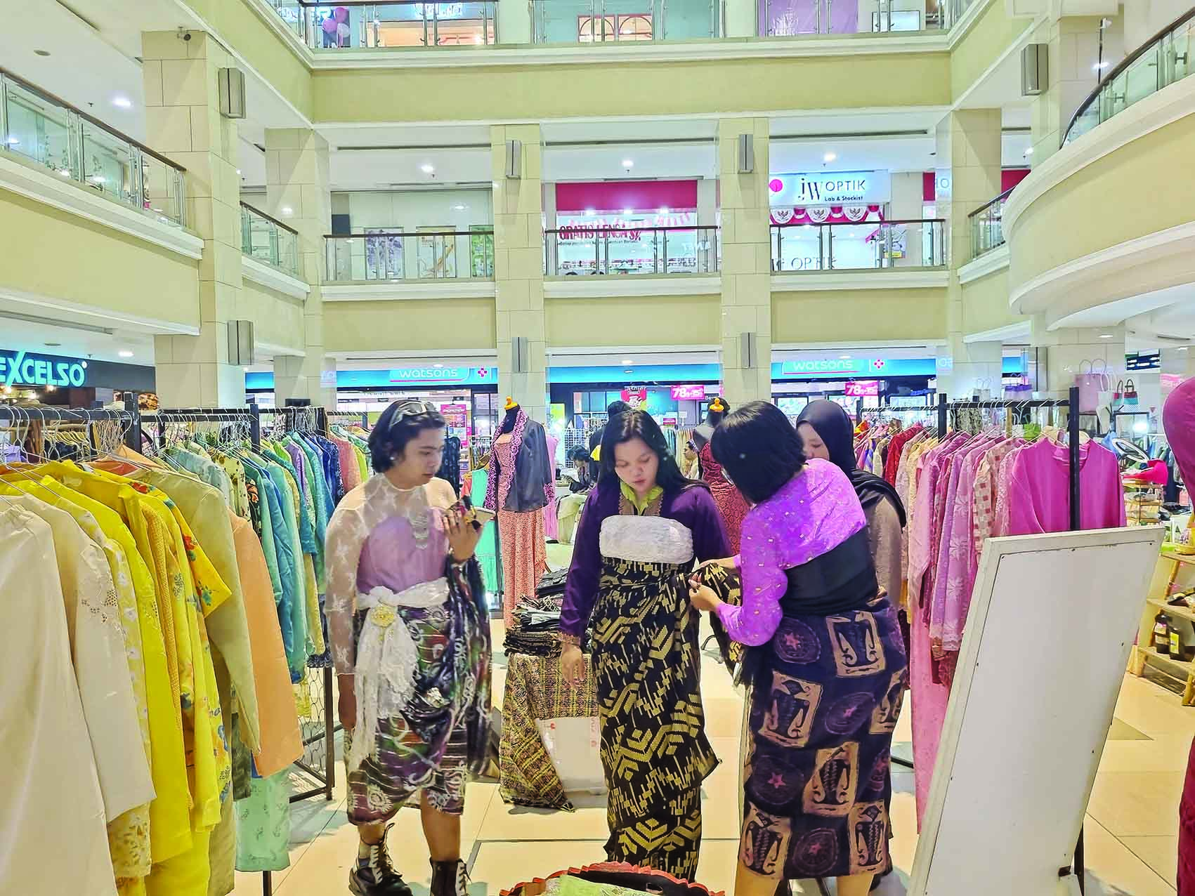 MIX AND MATCH: Pengunjung saat memadupadankan desain baju dalam sebuah pameran yang berlangsung di salah satu pusat perbelanjaan Kota Jogja.