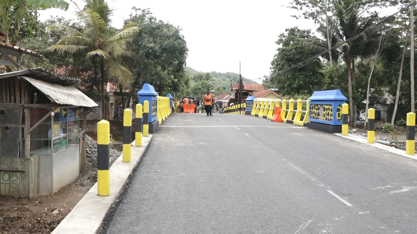 NORMAL : Arus lalu lintas menuju kawasan wisata di Kecamatan Ayah tak lagi tersendat. Kondisi ini terlihat pasca Jembatan Tebo selesai dibangun. (PROKOPIM KEBUMEN)