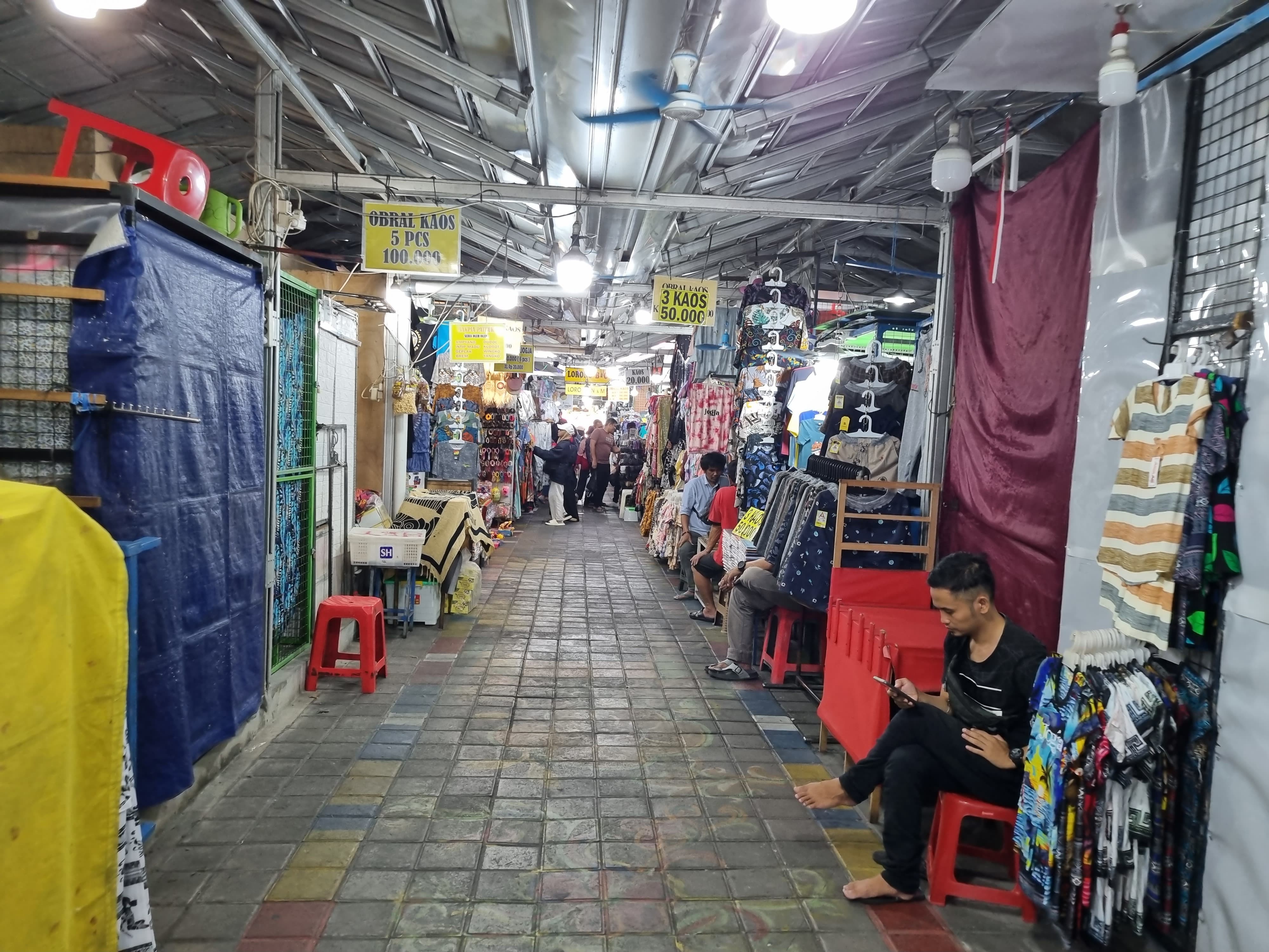 SEMOGA LARIS: Pedagang konvensional yang berada di Jogjakarta. (Fahmi Fahriza/Radar Jogja)