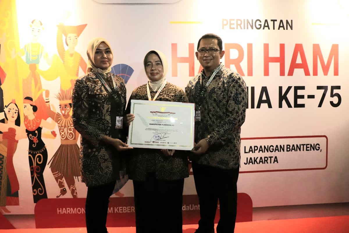 Plt Bupati Purworejo Yuli Hastuti didampingi Puguh Trihatmoko dan Ulik Sri Widiatmi (kiri) menerima penghargaan Kabupaten Peduli HAM ketiga nasional dari Kemenkumham RI, Minggu (10/12). (Istimewa)