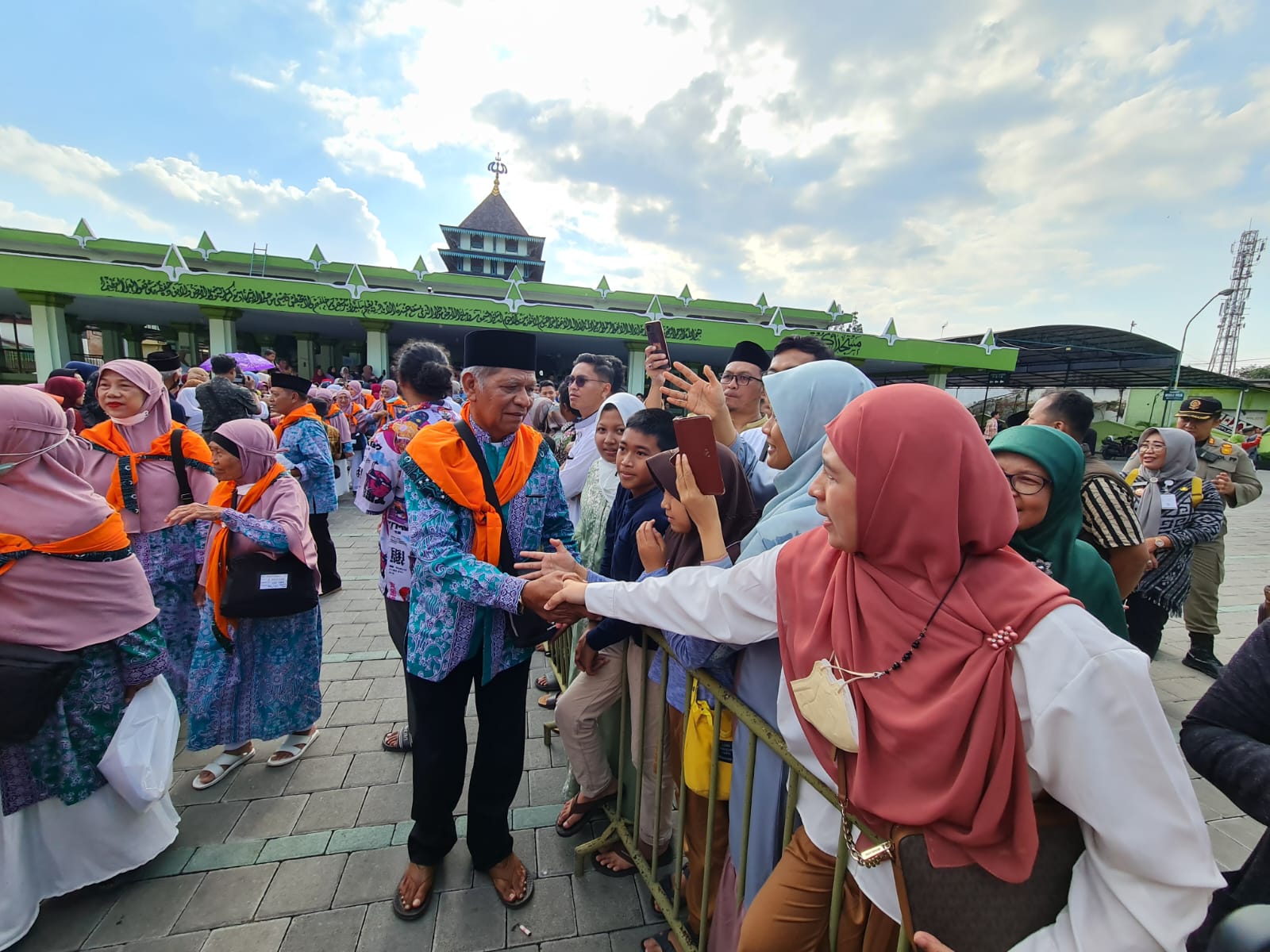 PAMITAN: Momen ketika calon jemaah haji berpamitan kepada keluarga di Masjid Agung Kauman, Kota Magelang, 30 Mei 2023 lalu. (Naila Nihayah/Radar Jogja)