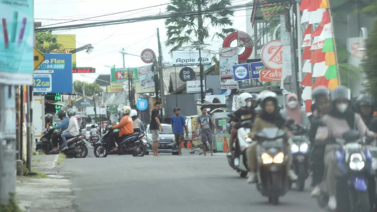 Lalu lintas sore hari di simpang OB, Dabag, Condongcatur, Depok Jumat (6/1). (ELANG KHARISMA DEWANGGA/RADAR JOGJA)