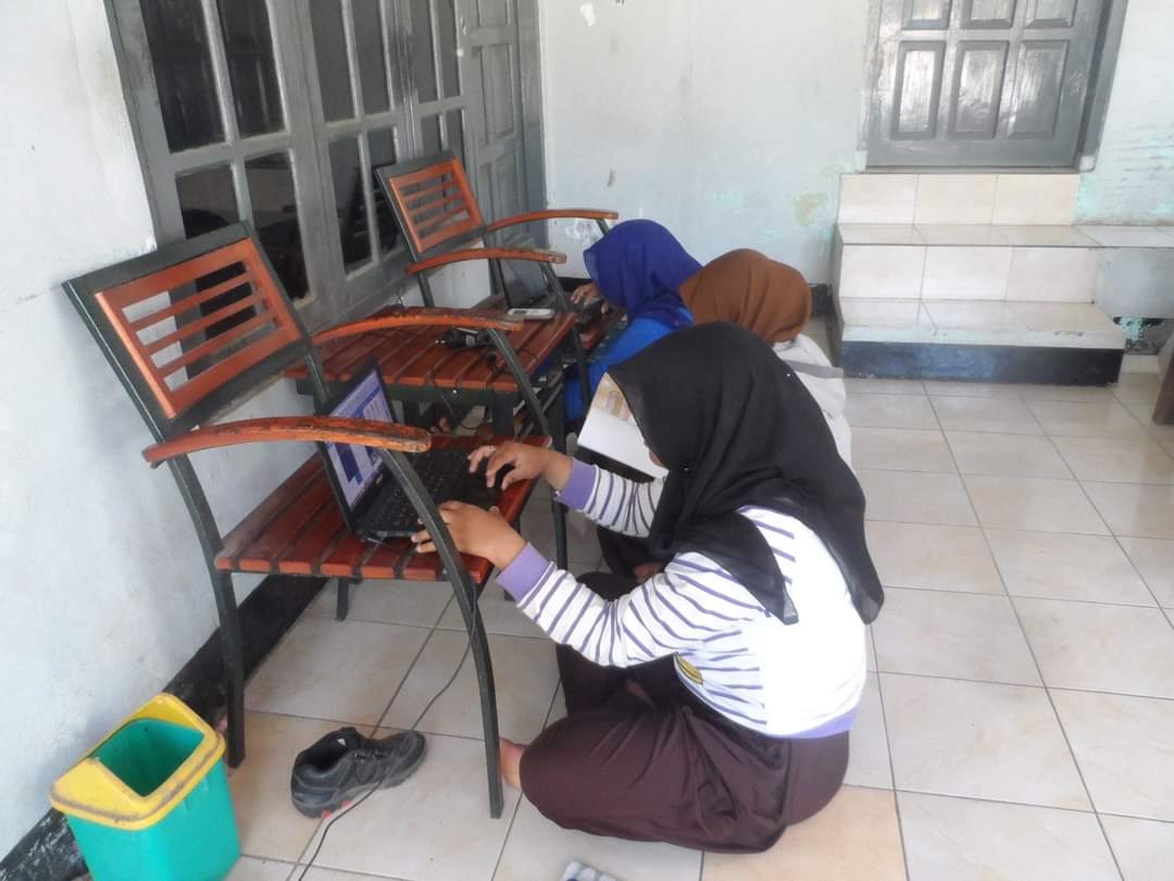 Sejumlah siswi Desa Krandegan saat memanfaatkan wifi milik desa. (Dok Desa Krandegan)