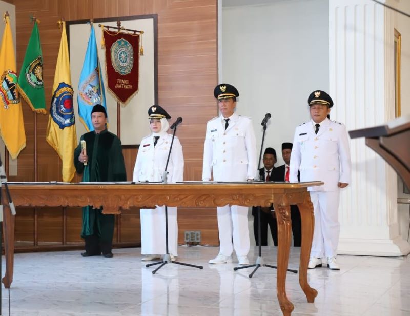 Yuli Hastuti saat dilantik menjadi Bupati Purworejo bersamaan dengan Pj Walikota Salatiga dan Pj Bupati Brebes di Wisma Perdamaian, Semarang pada Rabu (13/12/2023). (ISTIMEWA)