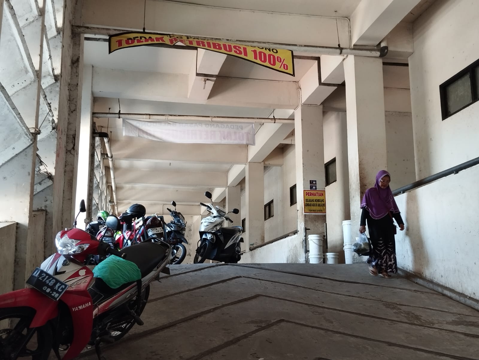 INI LHO: Banner penolakan retribusi 100 persen terpasang di Pasar Baledono Purworejo sejak habis masa keringanan dari Pemkab Purworejo.