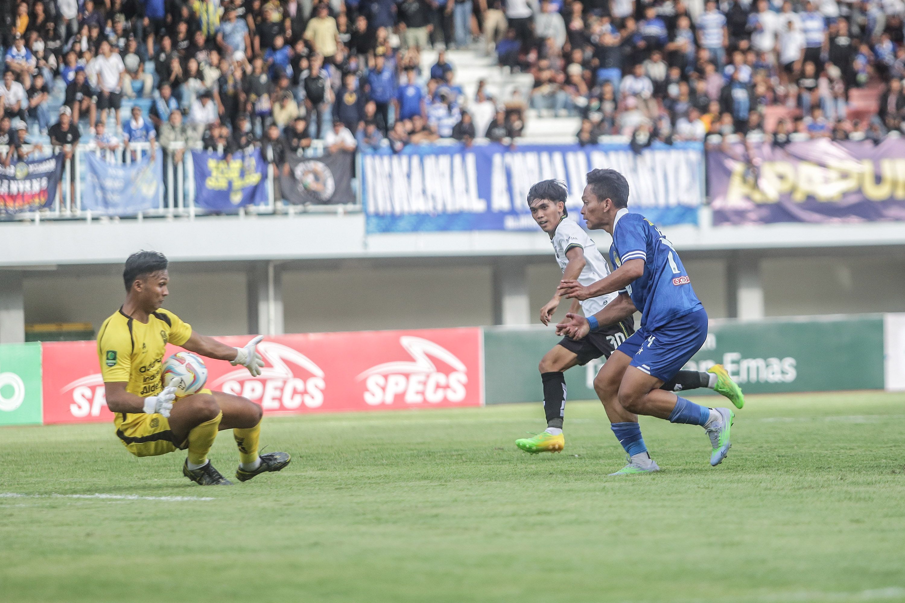 Striker PSIM Jogja Vengko Armedya gagal menceploskan bola ke gawang Nusantara United meski tinggal berhadapan dengan kiper