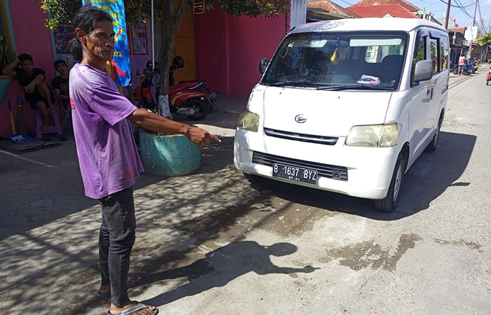 DI TKP: Saksi mata menunjukkan lokasi kejadian kasus pencurian dengan modus pecah kaca mobil. Kasus ini terjadi di pinggir Jalan Potongan, Gombong, Kamis (14/12).&nbsp;