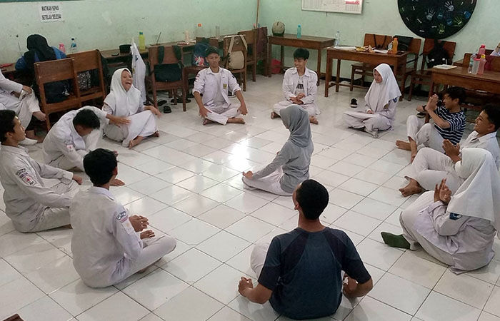 Siswa MTsN 9 Bantul melakukan persiapan Pentas Seni (Pensi) Sekolah, usung drama musikal Rama dan Sinta.
