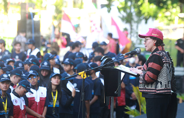 Rektor UGM Ova Emilia memberikan pengarahan kepada mahasiswa yang akan mengikuti Kuliah Kerja Nyata (KKN) UGM periode 4 di Balairung UGM, kemarin (15/12).