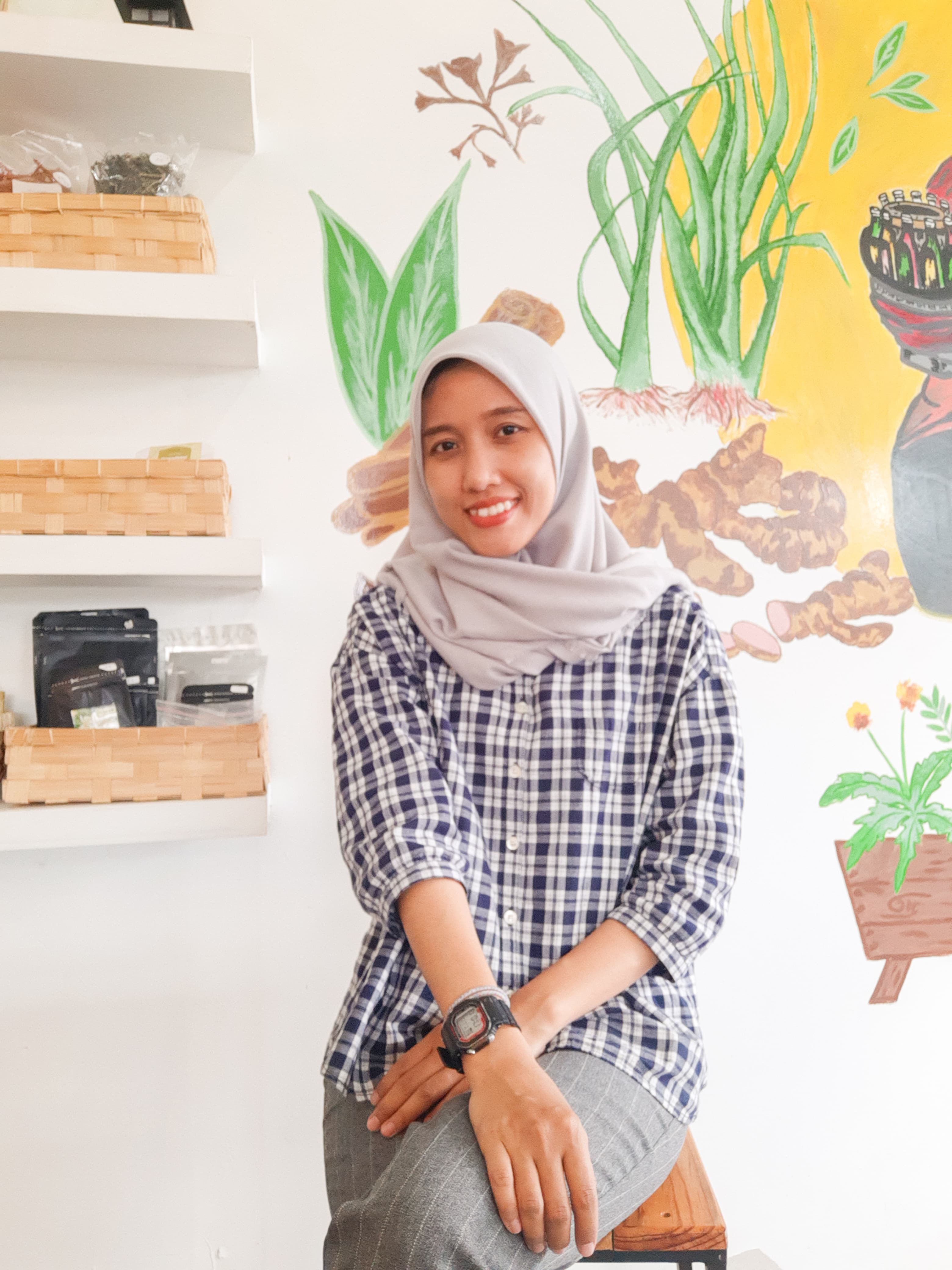PENGUSAHA MUDA: Imanintan Susan, 25, sosok milenial asal Gombong yang sedang mengembangkan bisnis jualan jamu dengan konsep kedai.