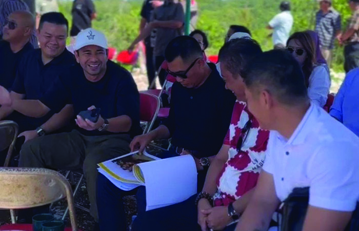 SERIUS: Bupati Gunungkidul Sunaryanta saat menemani Raffi Ahmad yang akan membangun tempat hiburan di kawasan pesisir Sabtu (16/12).