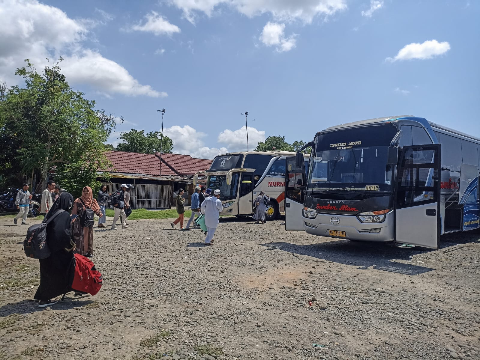 LENGANG: Calon penumpang bersiap menaiki bus jurusan Imogiri-Jakarta di Terminal Imogiri Bantul kemarin (17/12).