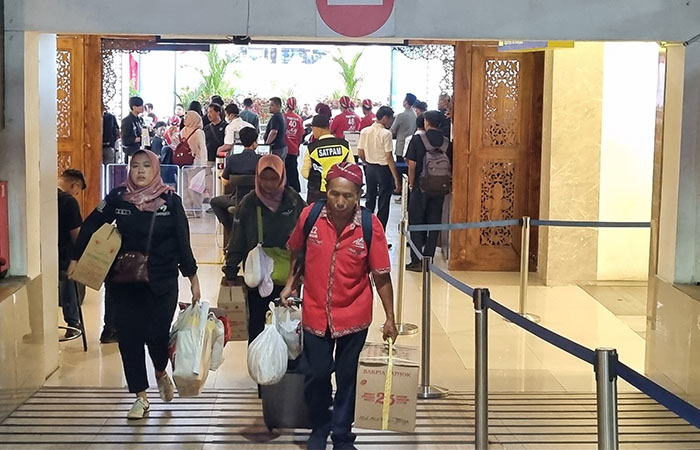 CROWDED: Penumpang yang turun dan akan berangkat dengan kereta api di Stasiun Tugu Jogjakarta kemarin (17/12).