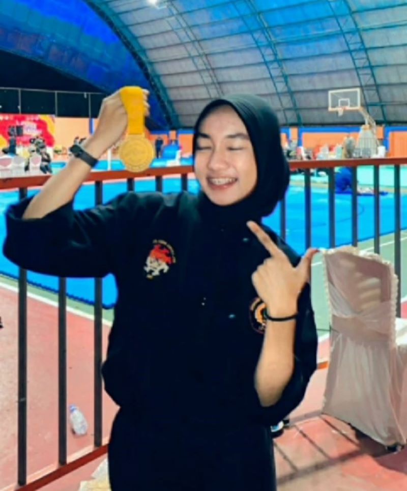 Zhafirah Zahrim Febrina alias Ife menunjukkan medali memenangkan pertandingan silat. (Istimewa)
