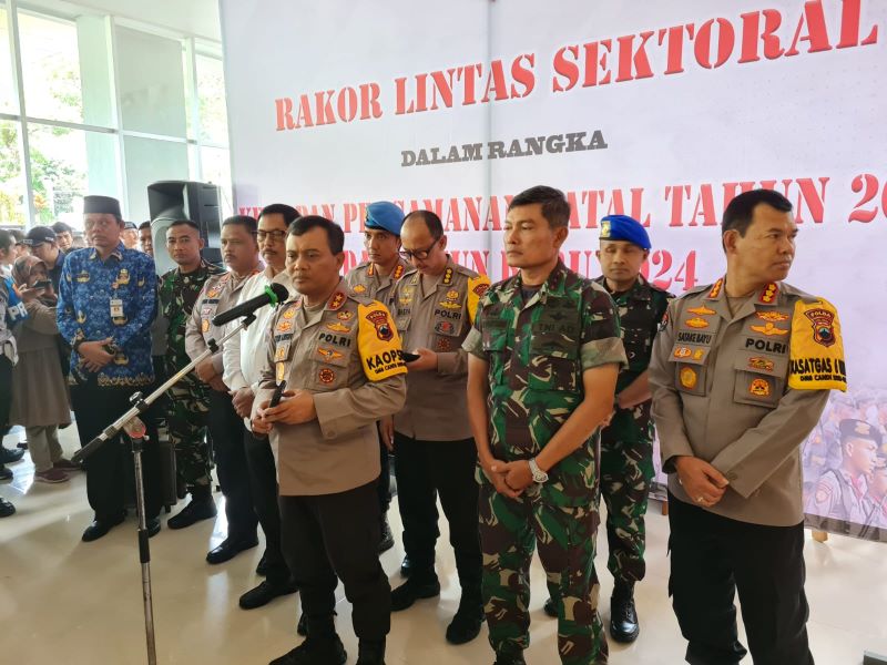Kapolda Jateng bersama jajarannya dan Pj Gubernur Jateng memberikan keterangan terkait kesiapan pengamanan Nataru di Hotel Atria Kota Magelang, Senin (18/12). (Naila Nihayah/Radar Jogja)