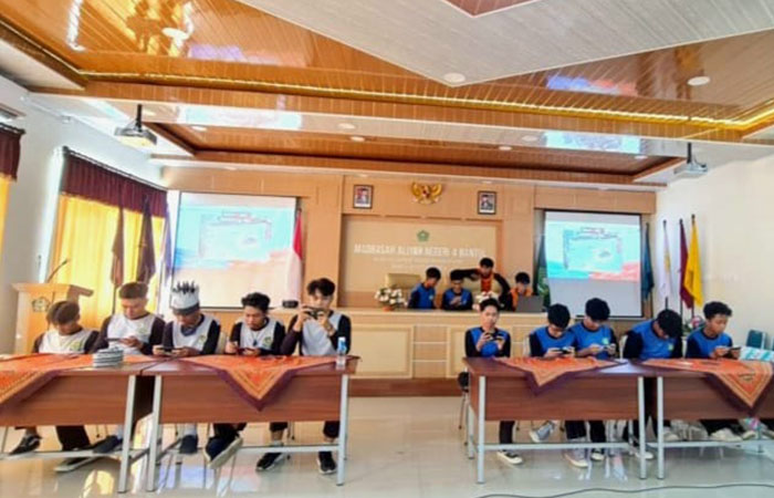 FOKUS: Siswa MAN 4 Bantul saat mengikuti lomba e-sport Mobile Legend dalam kegiatan class meeting kemarin (19/12).