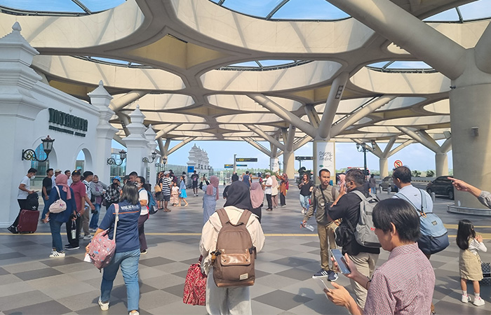 MOMENTUM: Penumpang pesawat yang mulai memadati Bandara Yogyakarta International Airport (YIA) jelang libur Natal 2023 dan Tahun Baru 2024 (nataru).