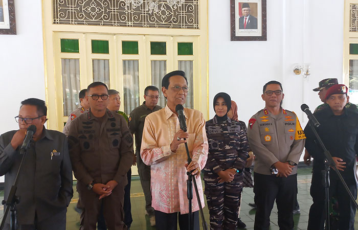 Gubernur DIY Hamengku Buwono (HB) X bersama jajaran Forkopimda usai rapat koordinasi persiapan menjelang Nataru di Kompleks Kepatihan, Kamis (21/12).Winda Atika Ira P/ Radar Jogja