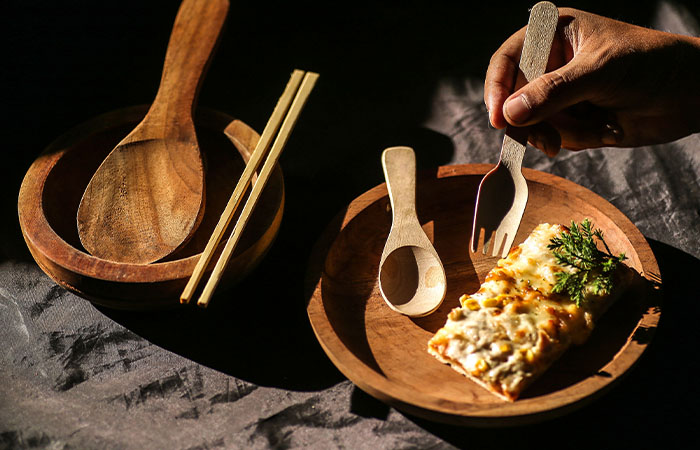 ANTIMAINSTREAM: Penggunaan kayu disebut lebih aman dibandingkan peratana makan dari stainless steel maupun plastik. Selain itu, segi tampilan juga lebih estetik.