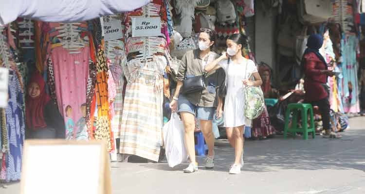 Wisatawan saat melintas di kawasan Pasar Beringharjo kemarin (23/12)